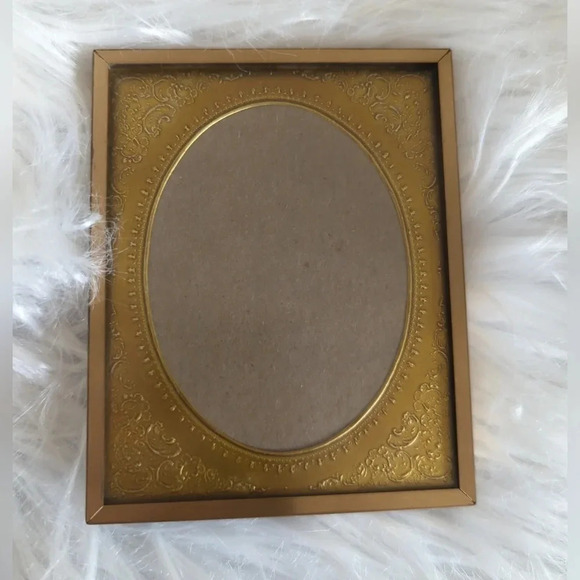 Vintage Gold Photo Frame- Gold tone picture frame, ornate oval matting- metal - Picture 4 of 5